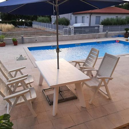 Nice, Cosy Studio Apartment With Shared Outdoor Pool Banjole Ngoại thất bức ảnh