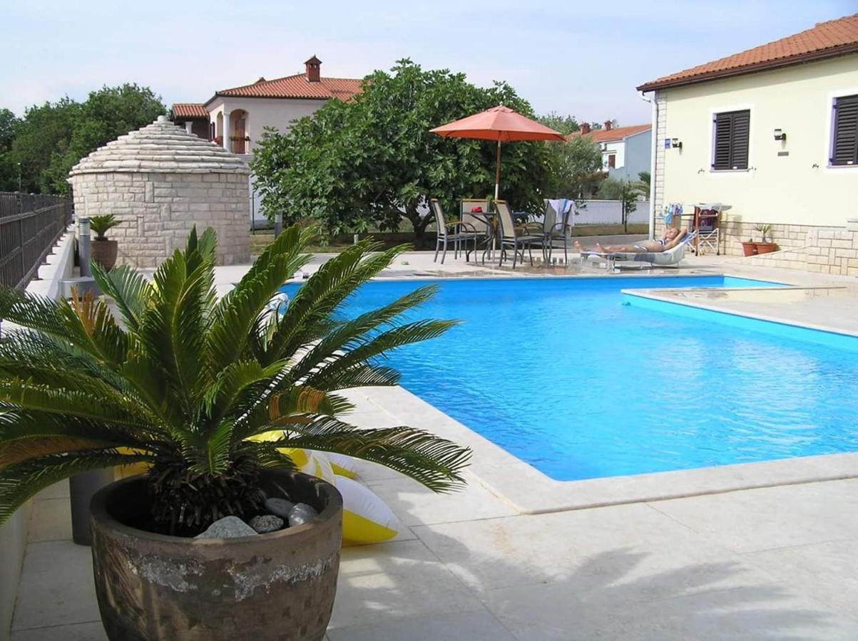 Nice, Cosy Studio Apartment With Shared Outdoor Pool Banjole Ngoại thất bức ảnh
