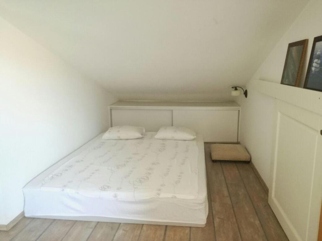 Nice, Cosy Studio Apartment With Shared Outdoor Pool Banjole Ngoại thất bức ảnh