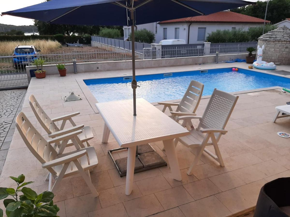 Nice, Cosy Studio Apartment With Shared Outdoor Pool Banjole Ngoại thất bức ảnh