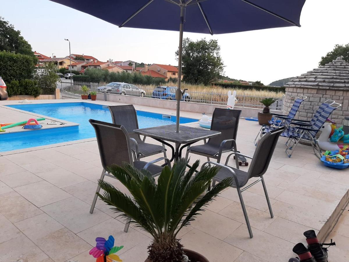 Nice, Cosy Studio Apartment With Shared Outdoor Pool Banjole Ngoại thất bức ảnh